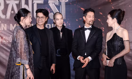 Ngô Thanh Vân hội ngộ Johnny Trí Nguyễn trên thảm đỏ, đến mừng em chồng 'lấn sân' điện ảnh