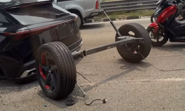 Hãng xe xin lỗi về sự cố SUV rơi trục bánh sau trên đường