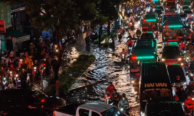 Đêm 'kinh hoàng' sau mưa lớn ở TPHCM