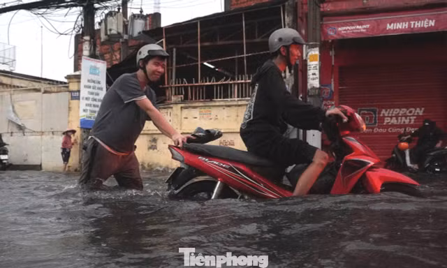 Mưa tầm tã giờ tan tầm, nhiều tuyến đường ở TPHCM ngập sâu