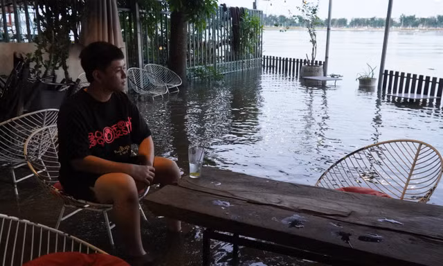 Độc lạ quán cà phê ngập nước ở TPHCM