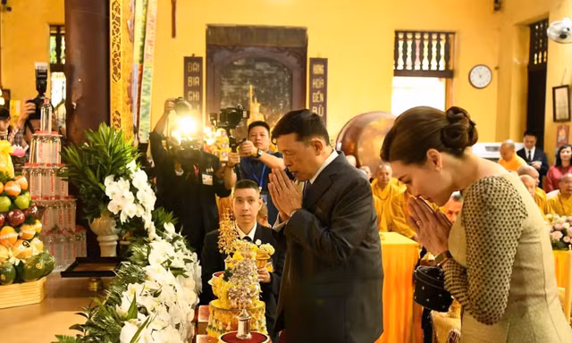 Vua và Hoàng hậu Thái Lan lễ Phật, cầu an tại chùa Quán Sứ