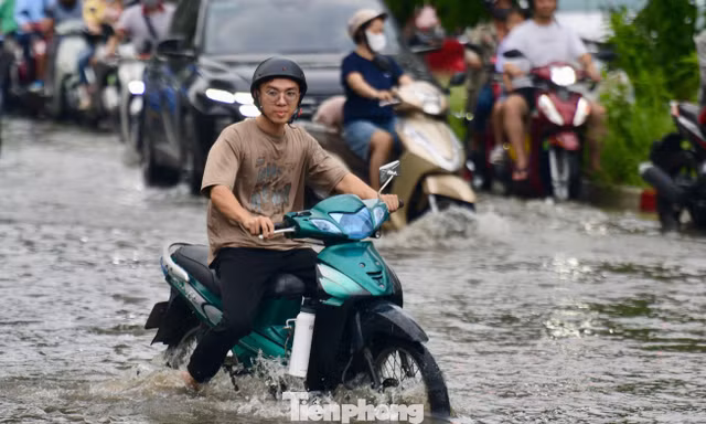Nhiều tuyến đường ở TPHCM ngập sâu do triều cường