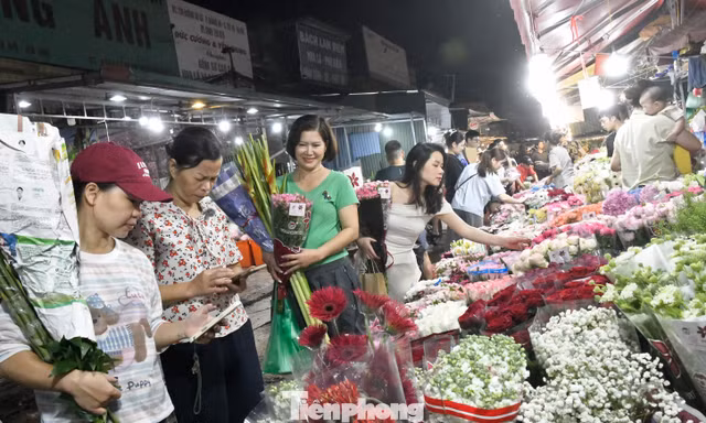 Chợ hoa đêm lớn nhất Hà Nội nhộn nhịp khách trước ngày 20/10