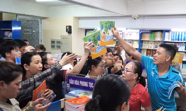 Nhìn lại chuỗi ngày khủng hoảng thiếu sách giáo khoa 