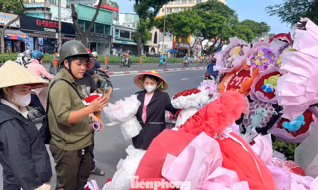 Tiểu thương tràn ra đường mời khách mua hoa ngày 20/10