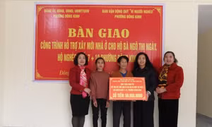  Nhờ sự giúp đỡ của cấp ủy, chính quyền và nhà tài trợ, gia đình bà Ngô Thị Ngày trú tại phường Đông Kinh đã có căn nhà mới khang trang.