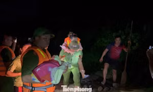 Trắng đêm cứu dân ra khỏi vùng nước lũ Lạng Sơn.