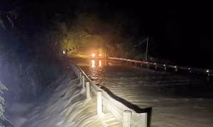 Bão lũ bất ngờ cuốn trôi nhiều cán bộ, công nhân đang thi công dự án cao tốc Đồng Đăng- Trà Lĩnh. 