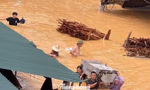 Lực lượng chức năng tỉnh Lạng Sơn sơ tán dân đến nơi an toàn. Ảnh: Dương Nguyên.