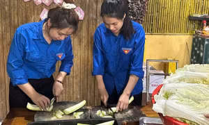 Tuổi trẻ Cao Bằng gửi gắm tình cảm qua những suất cơm yêu thương. 