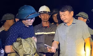 Thứ trưởng Nguyễn Hoàng Hiệp (bên phải) kiểm tra, phân tích nguyên nhân sự cố vỡ một phần thân đập Thủy điện Bắc Khê 1. 