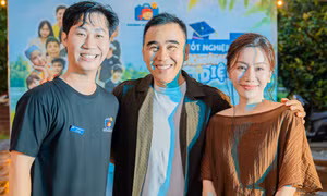 Hai 'MC quốc dân' Quyền Linh và Anh Thơ mang Tết Trung Thu đến với các bệnh nhi ung thư