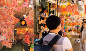 Hai ngày trước Trung Thu, phố lồng đèn Lương Nhữ Học tấp nập giới trẻ Sài Gòn đến tận hưởng không khí lễ hội