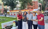 Ngay từ đầu giờ sáng, GS.TS Nguyễn Trung Việt – Hiệu trưởng (chính giữa) đã có mặt kiểm tra công tác nhập học cho tân sinh viên, hỗ trợ thí sinh và phụ huynh.
