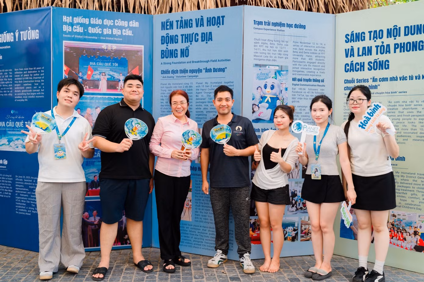 nhom-thuc-hien-giao-luu-va-gioi-thieu-thong-diep-hoa-binh-voi-nguoi-khac-trong-hoat-dong-experience-journey-cham-hoa-binh.jpg
