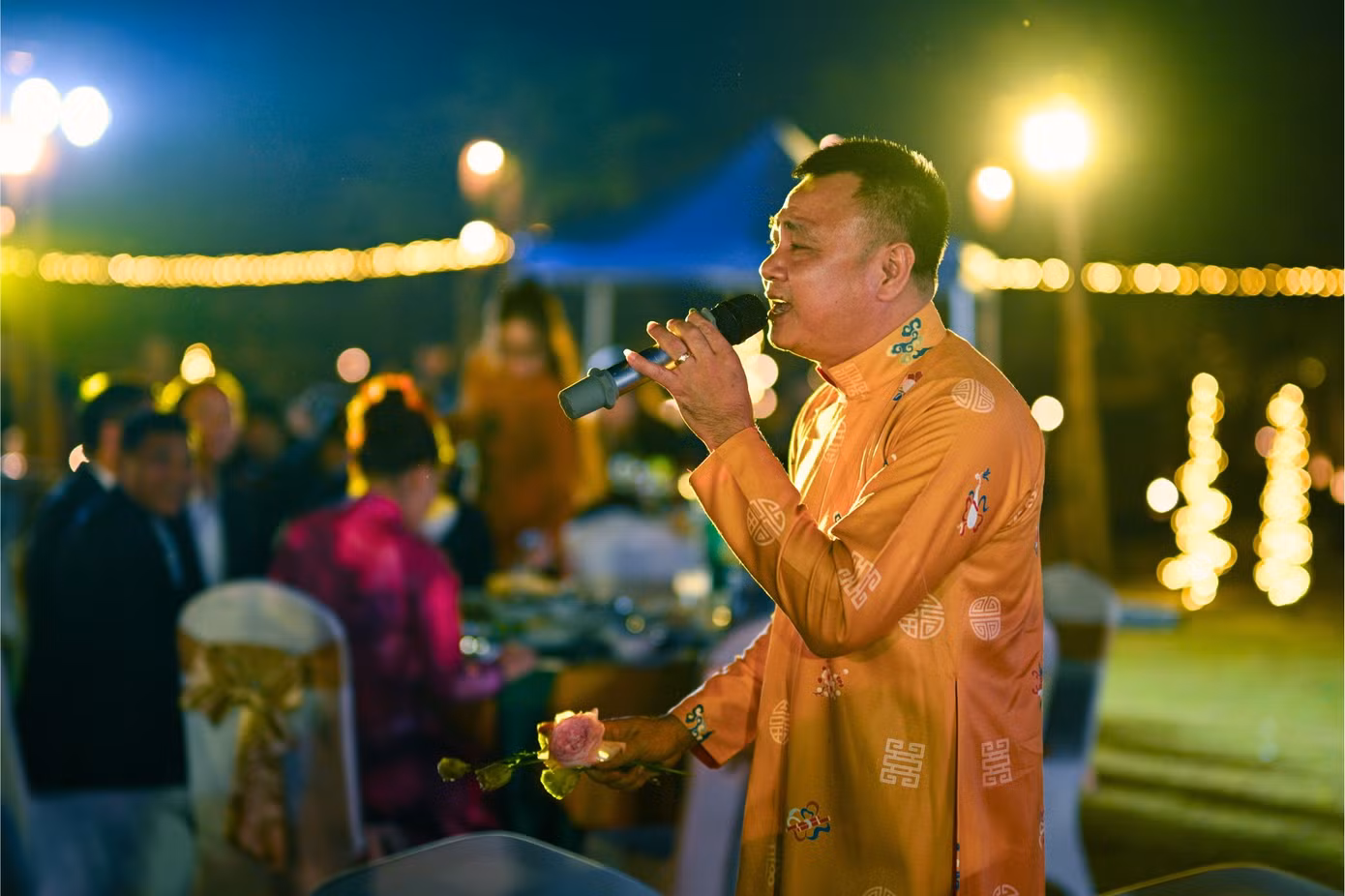 nsnd-tu-long-hat-ca-khuc-tinh-dat-trong-le-xuat-quan-cua-doan-lam-phim-ho-linh-trang-si-bi-an-mo-vua-dinh-va-xuong-san-khau-de-giao-luu-cung-moi-nguoi3.png