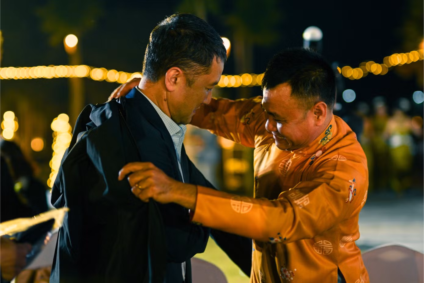 doan-lam-phim-tang-ao-ky-niem-cho-lanh-dao-tinh-ninh-binh-nvnd-tu-long-mac-ao-ky-niem-ho-linh-trang-si-choong-bui-van-manh-giam-doc-so-du-lich-ninh-binh.png