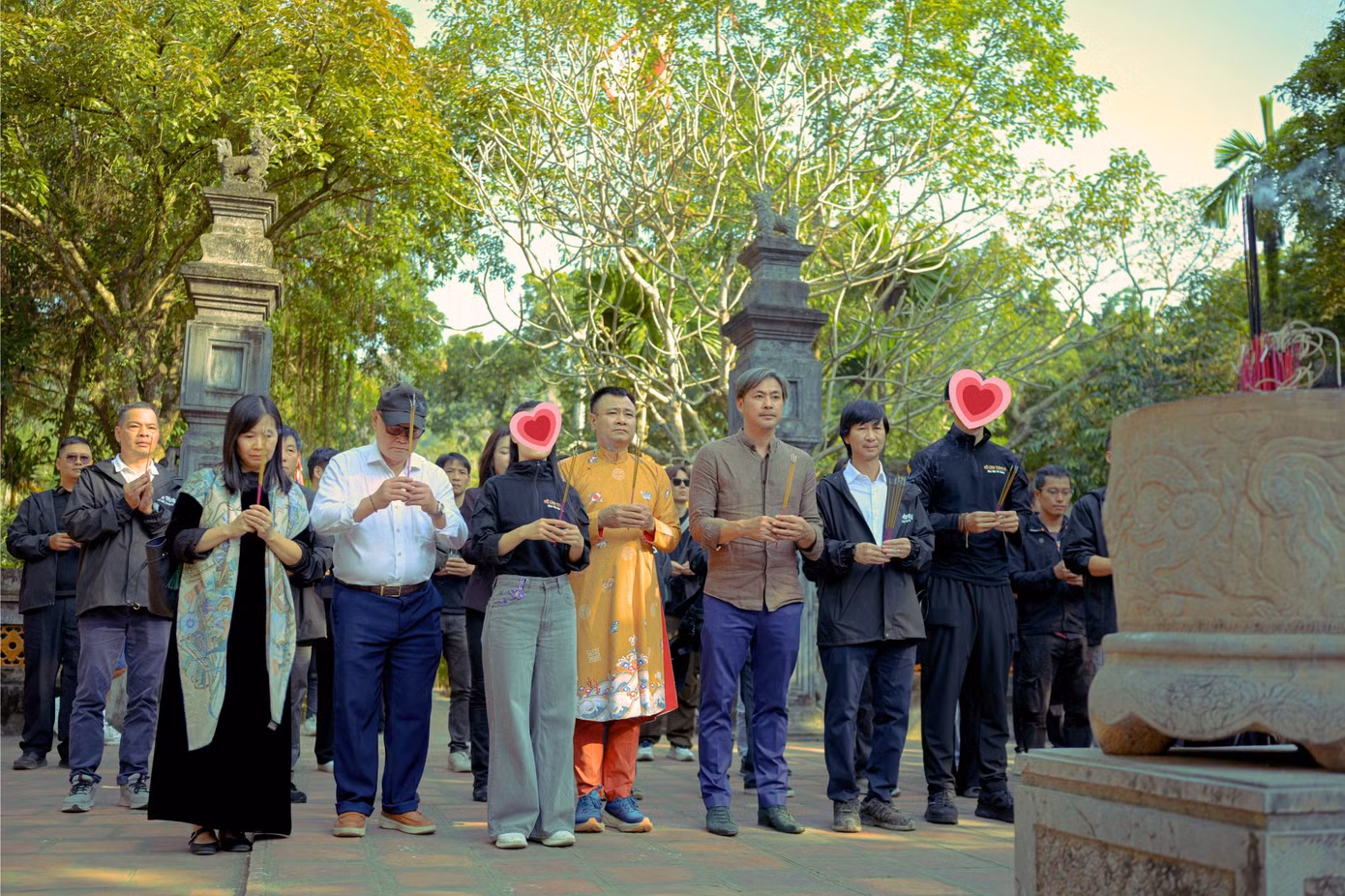 doan-lam-phim-ho-linh-trang-si-bi-an-mo-vua-dinh-den-dang-huong-cac-dang-tien-nhan-tai-ninh-binh.png