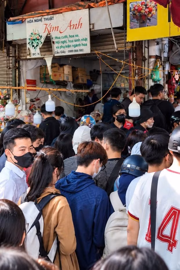Cửa hàng hoa tại Hà Nội quá tải, khách chen chân chờ đến lượt mua
