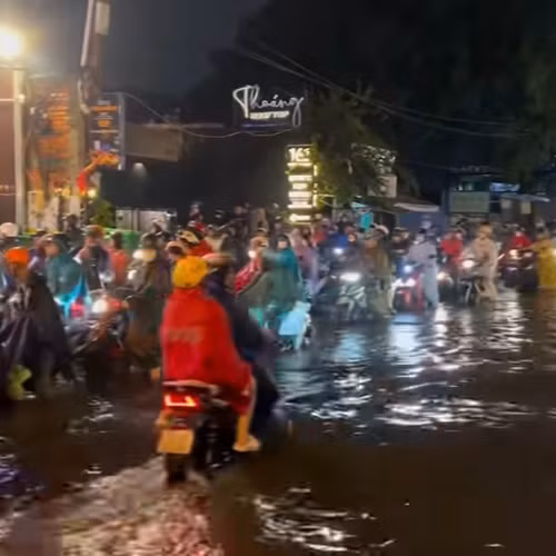Mưa lớn, TP.HCM ngập nước: Người dân chật vật giờ tan tầm