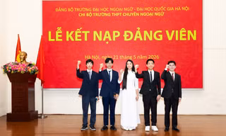 5 học sinh Chuyên Ngoại ngữ vừa được kết nạp Đảng có 'profile' xịn cỡ nào?