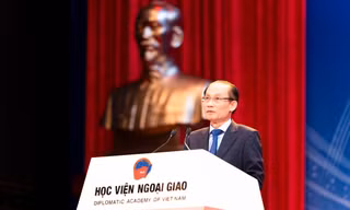 Bộ trưởng Lê Hoài Trung dự lễ tốt nghiệp Học viện Ngoại giao, gửi gắm kỳ vọng tới các tân cử nhân về tinh thần tự học
