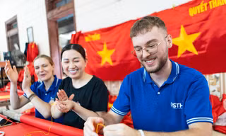 Sinh viên quốc tế trải nghiệm làm cờ Tổ quốc tại làng Từ Vân