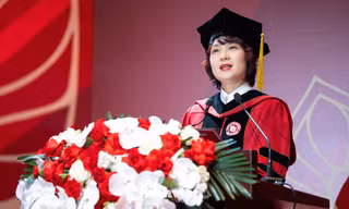 Hiệu trưởng Trường ĐH Ngoại thương dặn dò tân cử nhân bồi đắp 'năng lực tạo niềm tin'