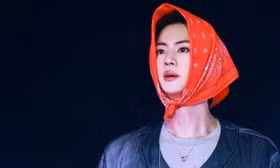 'Nam thần sắc đẹp' Jin của BTS: 'Nhan sắc hoàn hảo giữa cơn mưa tầm tã'