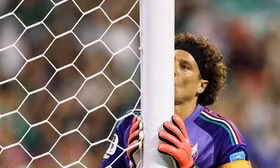 Thủ môn huyền thoại người Mexico, Guillermo Ochoa giải nghệ ở tuổi 41
