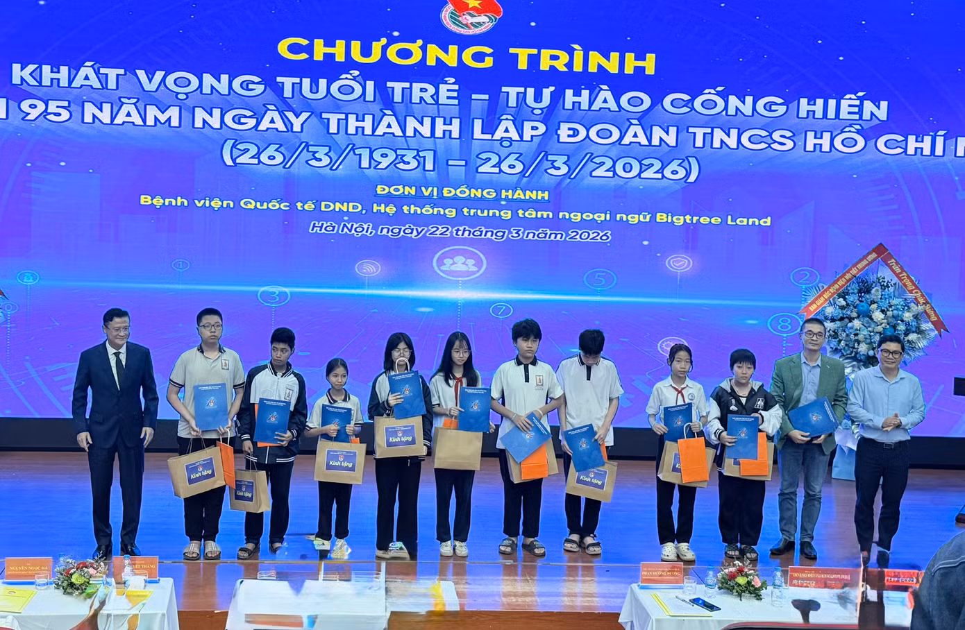 295-nam-thanh-lap-doan.jpg