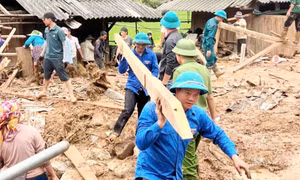 Băng bùn, vượt suối dựng lại nhà cho người dân Sơn La sau mưa lũ, sạt lở 