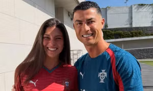 Hàng triệu người xem video cô gái 9x xinh đẹp gặp Ronaldo 