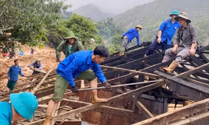 Tuổi trẻ Sơn La dọn bùn, vác gỗ, sửa nhà giúp người dân sau mưa lũ