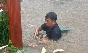 Trưởng thôn ở Đắk Lắk xuống cống vớt rác giữa mưa lớn
