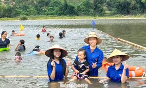 Dùng tre quây bể bơi giữa sông để dạy bơi miễn phí cho trẻ 