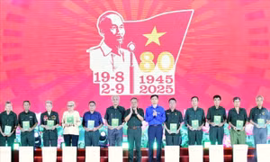 Tiếp lửa truyền thống 'Phất cao cờ hồng tháng Tám'