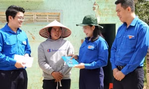 Bí thư Trung ương Đoàn thăm hỏi, tặng quà người dân vùng lũ Đắk Lắk