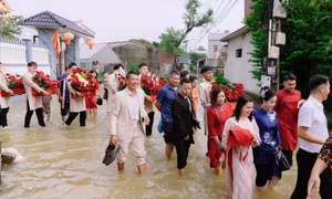Cô dâu, chú rể xắn quần, lội nước làm lễ ăn hỏi