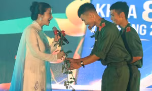 Quán quân Sao Mai cùng dàn nghệ sĩ khuấy động sân khấu chào tân học viên Sĩ quan Lục quân 1