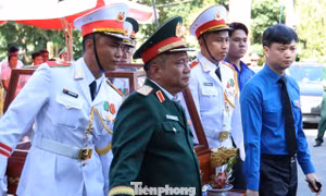 Bí thư Thường trực Trung ương Đoàn tiễn đưa anh hùng liệt sĩ tại công viên Lê Thị Riêng