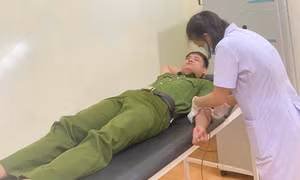 Thượng úy Trần Quảng Đại, cán bộ Công an xã Hương Xuân hiến máu cứu sản phụ.