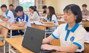 Ma Thị Phương (ngoài cùng, bên phải) coi chiếc máy tính như một người bạn đồng hành giúp cô bước ra thế giới hòa nhập với cộng đồng