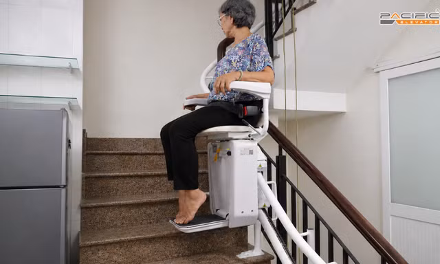 Mùa mưa khiến việc lên xuống cầu thang trở thành nỗi ám ảnh của nhiều người cao tuổi