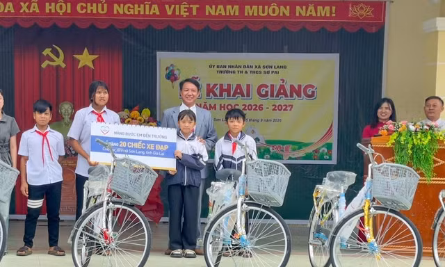 Mavin trao hơn 1.000 suất quà tựu trường cho học sinh khó khăn