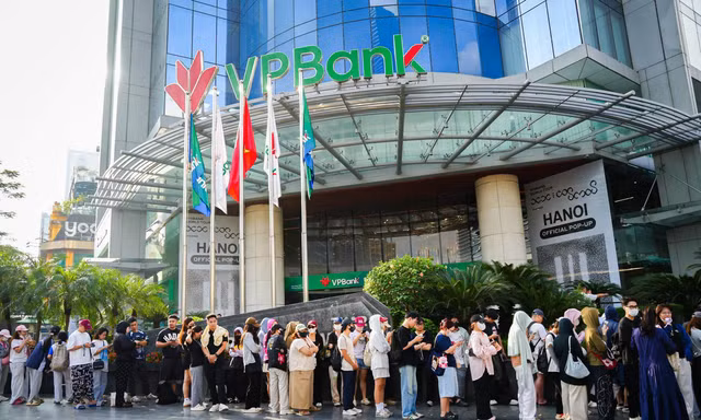 Hàng nghìn fan xếp hàng dài, 'tràn' vào Official Pop-up BIGBANG săn lightstick và Hanoi Edition