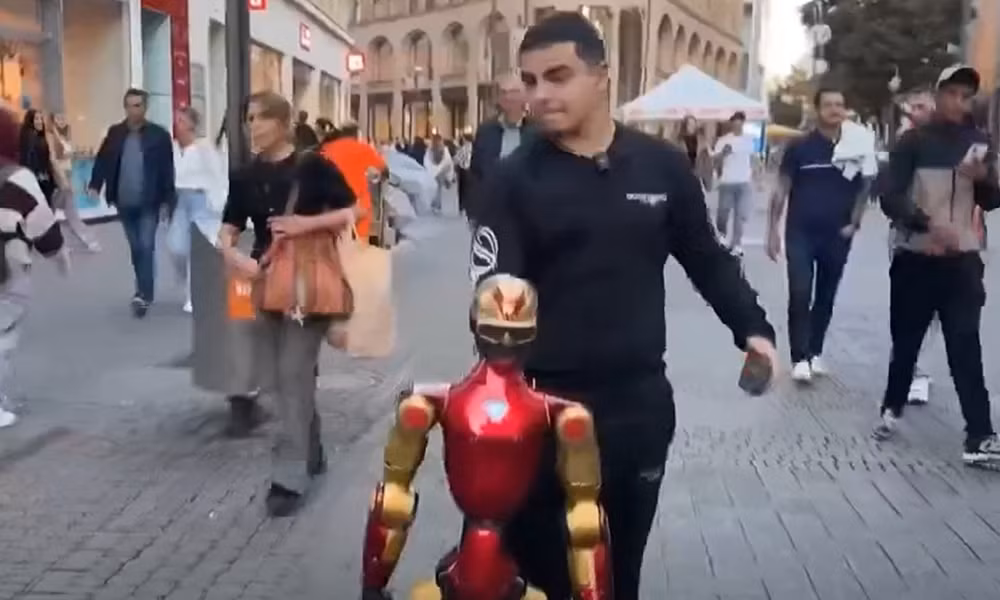 Robot có hành động khiếm nhã với cô gái 16 tuổi, bị cảnh sát Đức "bắt giữ"