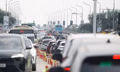 Dòng ôtô nhích từng chút lên cầu Thăng Long trong ngày đầu cấm xe để thi công trạm cân