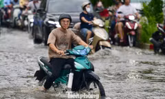 Nhiều tuyến đường ở TPHCM ngập sâu do triều cường